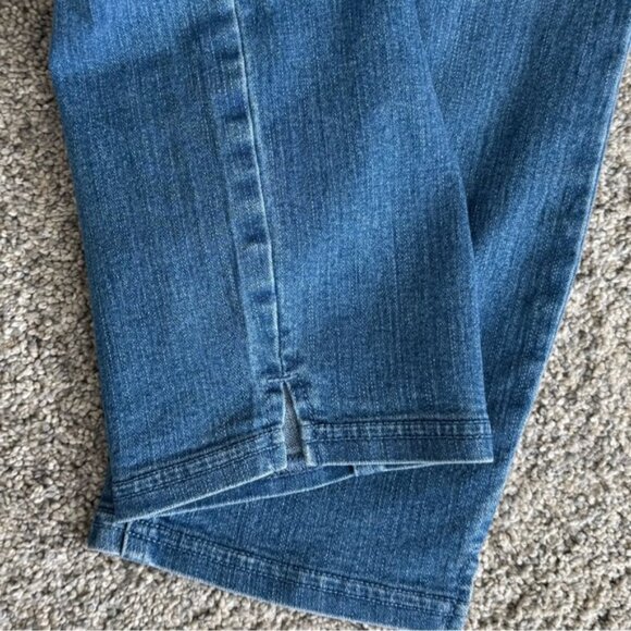 Nygard pull on medium wash stretch denim capris with side slits. Women's size 10 - Picture 6 of 11